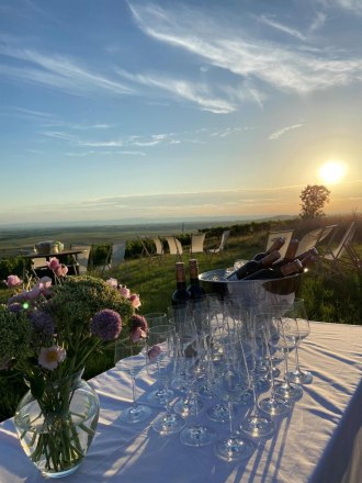 Sonnenuntergang mit Verkostung im Weingarten, © Weingut Kerner